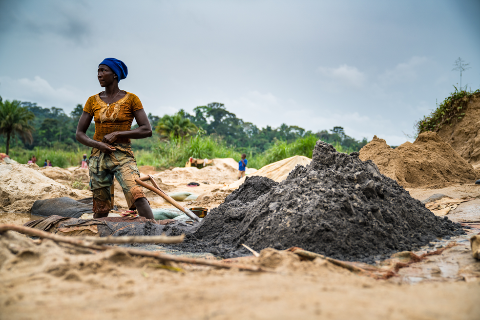 ASM-Arbeiterin in Sierra Leone