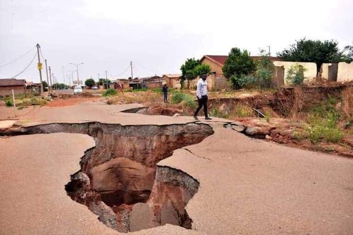 Vorher: Senkloch in Patricia Rabanyes Township Khutsong